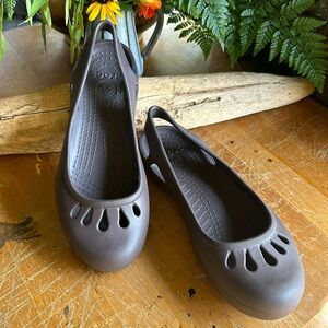 Crocs Kadee brown sling back ballet flats w/tear drop cutouts. Size 9
